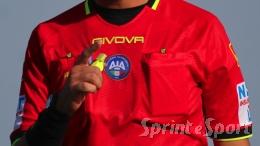 Pesta il piede all'arbitro e lo spinge con il petto: scontro salvezza sospeso a due minuti dalla fine