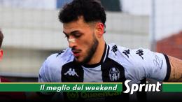 Il capocannoniere trascina i rossoblu nel derby, una punizione nel recupero salva la capolista