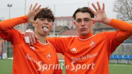 Una schiacciata di testa e un eurogol di istinto puro: un Alcione perfetto gode con i suoi difensori!