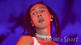 Le Olimpiadi sono a un passo e la presenza dell'artista fa discutere la scena politica