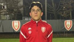 Ha 15 anni, &egrave; un attaccante e nessuno ha segnato pi&ugrave; di lui! Il bomber strega la regione