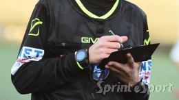 Richiama il fotografo e lo spinge contro la recinzione: partita sospesa per 12 minuti