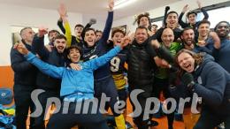 Eroica resistenza in dieci uomini e capolista battuta in trasferta: ora il sogno &egrave; soltanto a -1!