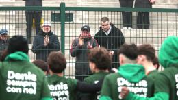 La partita in memoria di Denis Sichka: la maglia per il ragazzo e l'abbraccio con i suoi cari