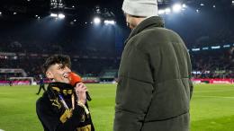 Il bacio, l&rsquo;applauso e l&rsquo;ombra: la storia dell&rsquo;arbitro che ha emozionato Colonia e ora &egrave; nel mirino della Procura