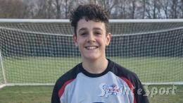 La vecchia divisa del padre si trasforma in un talismano: para due rigori in 7 minuti e diventa eroe