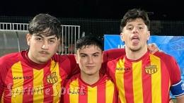 Un gol in apertura e l'incornata del bomber per prendere i 3 punti: continua la rincorsa alla vetta