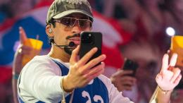 &ldquo;Un bacio, una salsa, un Super Bowl&rdquo;: Bad Bunny trasforma l&rsquo;halftime in un matrimonio reale e un inno a Puerto Rico