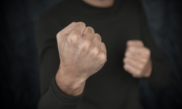 Minacce, mani al collo e arbitro in ospedale: c'&egrave; anche un calciatore squalificato fino al 2030