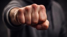 Genitore entra in campo e colpisce con un pugno il dirigente avversario: caos nelle giovanili