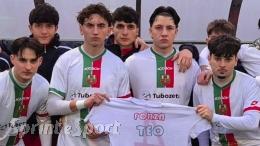 Il compagno ricoverato segue la partita dall'ospedale, loro vincono lo scontro diretto e sognano con lui