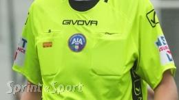 Insulti e bandierina scagliata addosso all'arbitro: maxi squalifica di 9 mesi per il dirigente