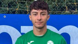 Calcia da centrocampo e fa gol a Donnarumma, quella segnata dal 21enne &egrave; la rete dell'anno della categoria