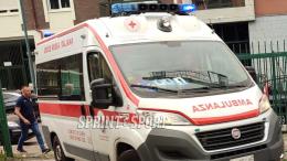 Grave infortunio di un calciatore e ambulanza al campo: il big match viene sospeso nel primo tempo