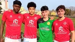 Apre una punizione perfetta, l'ultimo gol arriva al 94': la capolista vince il derby e mette le mani sul campionato