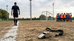 I genitori litigano, l'arbitro lancia il fischietto e se ne va: caos in una partita di dodicenni
