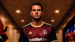 Il portiere fa autogol e miracoli, il nuovo acquisto segna da centrocampo e abbatte i campioni