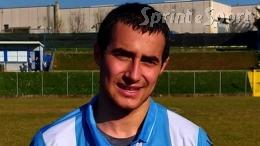 Pu&ograve; fare gol ma vede il portiere accasciarsi al suolo e butta fuori la palla, il grande gesto di fair play dell'attaccante