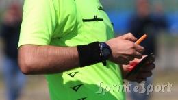 Caos in Terza Categoria: 4 calciatori aggrediscono un avversario, l'allenatore si finge commissario