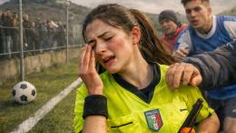 Schiaffi e un pugno a un'arbitra di 17 anni per una rimessa laterale: dirigente squalificato per 5 anni