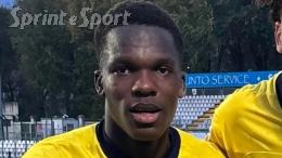 Debutta in Serie B a 17 anni da titolare e si fa subito notare, tiene benissimo il campo ed esce a testa alta