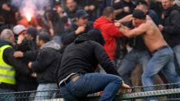 Tafferugli sugli spalti, un dirigente cerca di scavalcare la recinzione del campo e si taglia la mano: partita interrotta