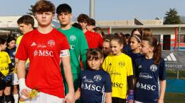 Una grandissima societ&agrave; della Lombardia celebra l'8 marzo con striscione, fasce e mimose