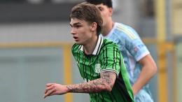 Viene espulso e mette le mani addosso all'arbitro: calciatore del Sassuolo squalificato per un anno