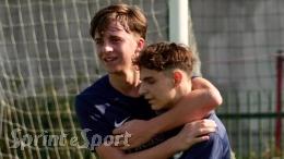 Prima sotto, poi un ribaltone da paura: la tripletta del centravanti tiene vivo il sogno blues