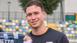 Arriva a 100 presenze con la stessa maglia e segna il gol della vittoria, la splendida favola del centrocampista