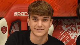 A 17 anni il figlio d'arte viene convocato in Nazionale,  gioca nella squadra in cui suo padre fu idolo per 7 anni