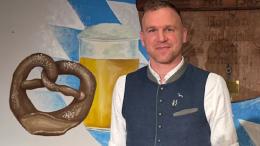 Giocava in Bundesliga, oggi fa il cameriere e serve birre ai tavoli: la seconda vita dell'ex Bayer