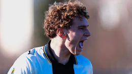 Il Parma blinda il suo attaccante del futuro: il bomber polacco firma fino al 2030