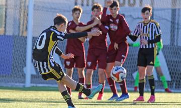 Tecnica dei calci piazzati e lombalgia: muoversi bene aiuta a evitare infortuni. I consigli di Isokinetic Torino