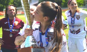 Torino Femminile, Sara La Sala bacia la Supercoppa di Eccellenza, il quarto trofeo conquistato nella scorsa stagione
