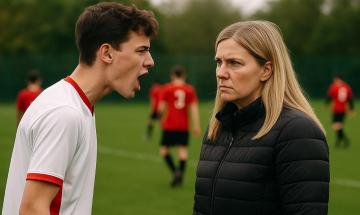 Dirigente donna molestata verbalmente, la squadra di ritira dal campo: «Questo è troppo»