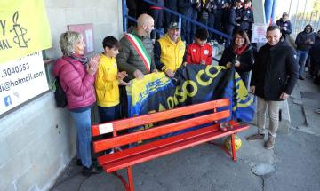 Sport, memoria e impegno: al Paradiso Collegno mostra, panchina e seggiolino rossi, giovani in campo e sostegno al 1522 per dire "mai più violenza"