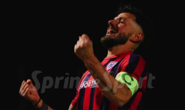 A 43 anni segna ancora come un ragazzino: l'eterno bomber fa 4 gol e vola nella classifica marcatori