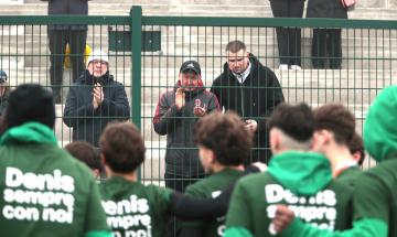 La partita in memoria di Denis Sichka: la maglia per il ragazzo e l'abbraccio al padre