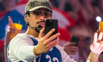 &ldquo;Un bacio, una salsa, un Super Bowl&rdquo;: Bad Bunny trasforma l&rsquo;halftime in un matrimonio reale e un inno a Puerto Rico