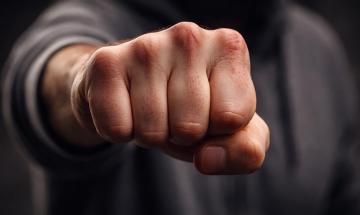 Genitore entra in campo e colpisce con un pugno il dirigente avversario