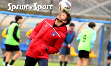 Under 14 Rappresentativa Provinciale Torino Area Metropolitana, il selezionatore Luca Rucchione in palleggio durante il riscaldamento (foto Cassar&agrave;)