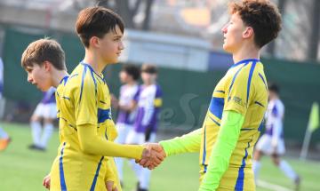 Under 14 Provinciali Torino Girone C, Virtus Cenisia-Mirafiori 1-8, l'esultanza di Gabriele Vercelli e Daniel Condrea (foto Cassar&agrave;)
