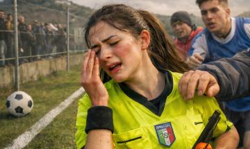 Schiaffi e un pugno a un'arbitra di 17 anni per una rimessa laterale: dirigente squalificato per 5 anni