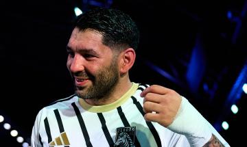 A 35 anni si diverte come un ragazzino: fa tripletta ai Campioni e si divora l'Italia intera