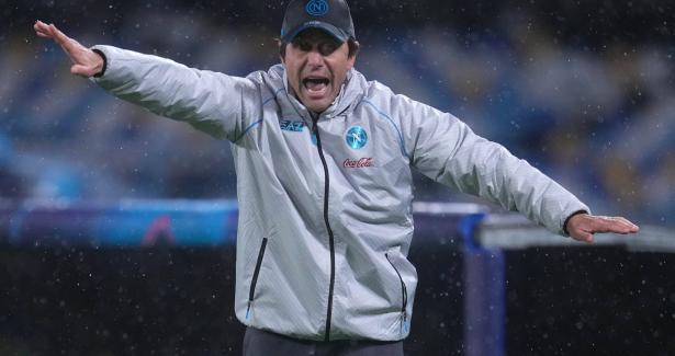 Antonio Conte e Scott McTominay: paura in volo e atterraggio d'emergenza