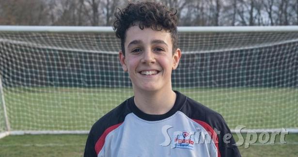 La vecchia divisa del padre si trasforma in un talismano: para due rigori in 7 minuti e diventa eroe