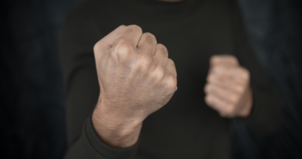 Minacce, mani al collo e arbitro in ospedale: c'&egrave; anche un calciatore squalificato fino al 2030