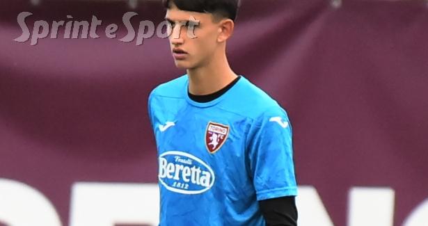 Under 16 &bull; Torino-Cesena.  Brutto passo falso per il Toro: i granata dominano a lungo ma i bianconeri sanno soffrire e poi far male. In foto Agosto