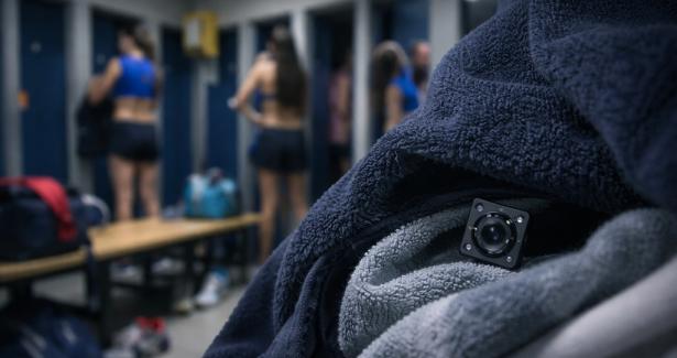 &ldquo;Occhi invisibili nello spogliatoio&rdquo;: il caso Altach che scuote il calcio austriaco